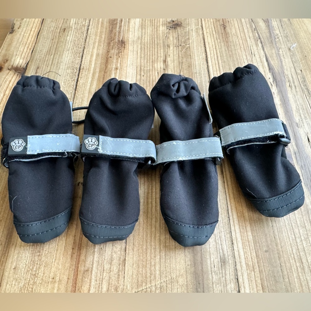 Canada Pooch Soft Shield Dog Boots Size 1, good condition.